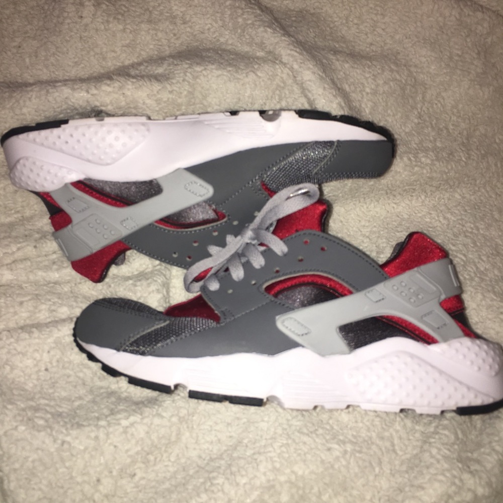 NIKE HUARACHES BOYS 5.5, WOMENS 7